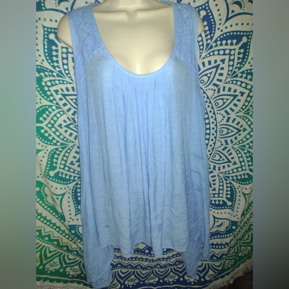 Set of Blue, White, and Coral Lightweight Sleeveless Tops 2X - Picture 8 of 11